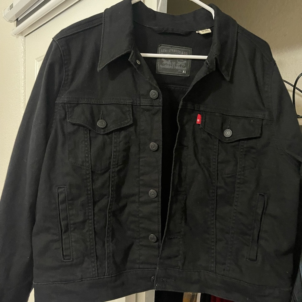 Black Levi’s Jacket Cropped